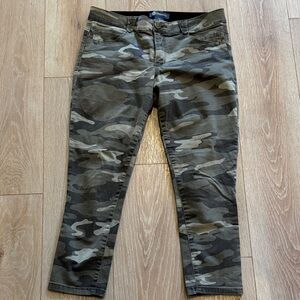 Democracy AbSolution Camo cropped Pants size12